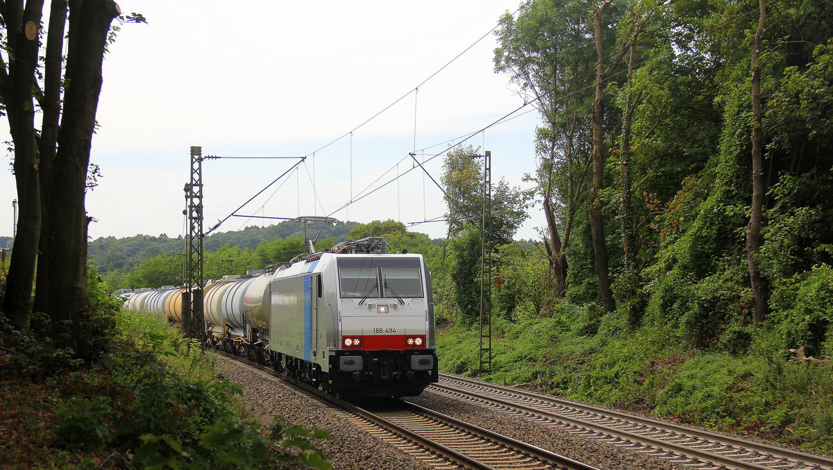 186 494-1 von Lineas/Railpool kommt die Gemmenicher-Rampe herunter nach Aachen-West mit einem Kesselzug aus Antwerpen-Kanaaldok(B) nach Millingen-Solvay(D). 
Aufgenommen an der Montzenroute am Gemmenicher-Weg. 
Bei Sonne und Wolken am Nachmittag vom 1.8.2018.
