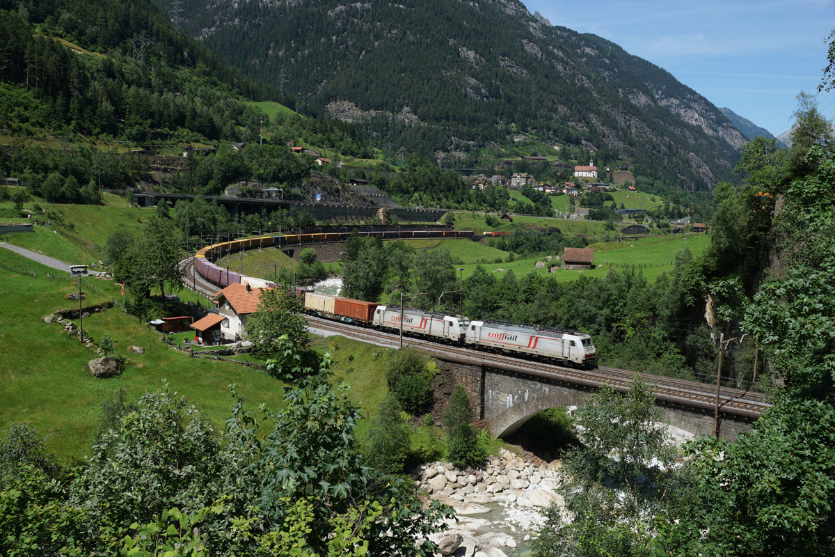 186 903-1 und 186 904-9 befinden sich am 03.07.2014 unterhalb von Wassen.