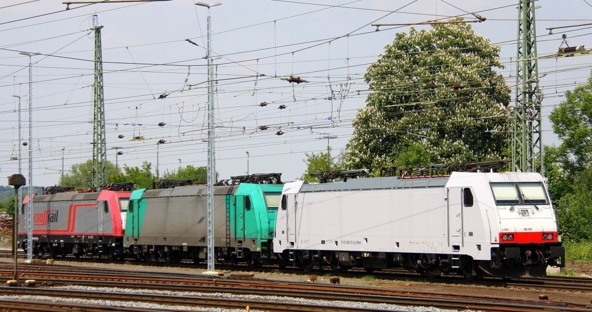 186 910 und 185 577-4,185 590-7 alle drei von Crossrail stehen abgestellt in Aachen-West.
Aufgenommen vom Bahnsteig in Aachen-West bei schönem Frühlingswetter am Mittag vom 4.5.2014.