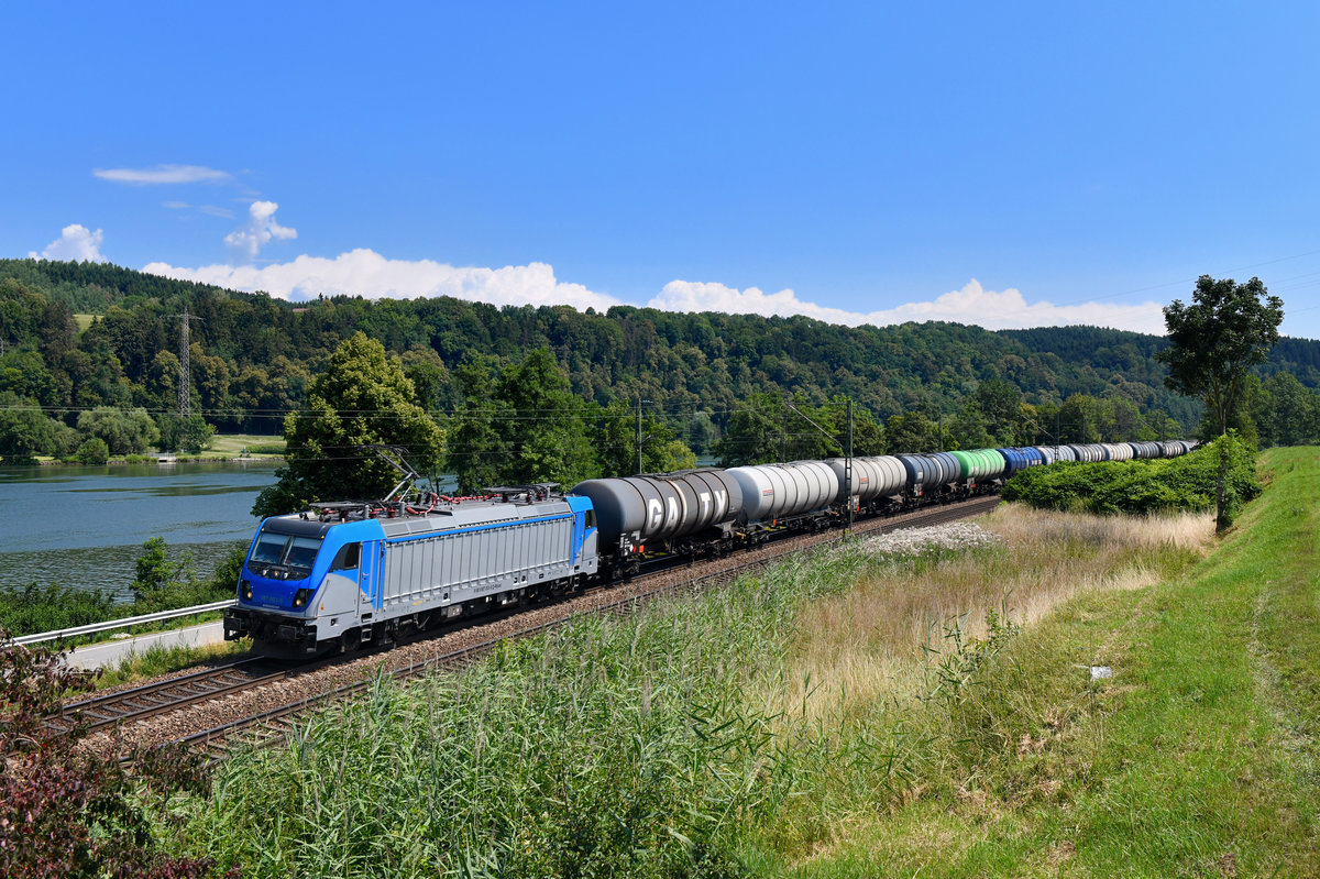 187 003 mit einem Kesselzug am 14.07.2018 bei Sandbach. 