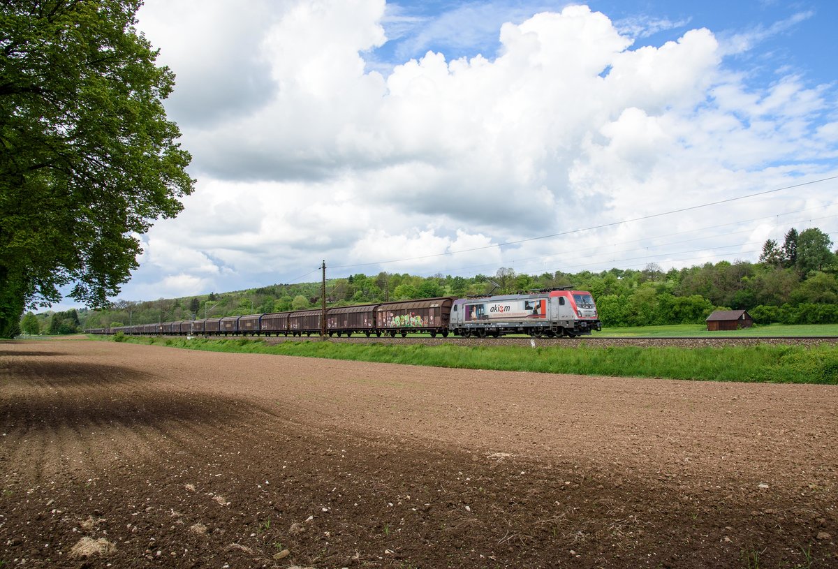 187 014 die Captrain Lokomotive die an Raildox vermietet ist bespannte heute den DGS 95501 nach München-Ost.Aufgenommen bei Ebersbach an der Fils am 14.5.2017.