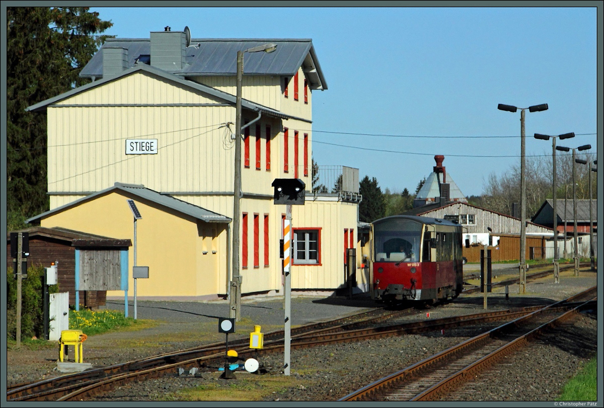 187 015, der 1996 gebaute Prototyp der HSB-Triebwagen 187 016 - 019, steht am 10.05.2015 im Bahnhof Stiege.
