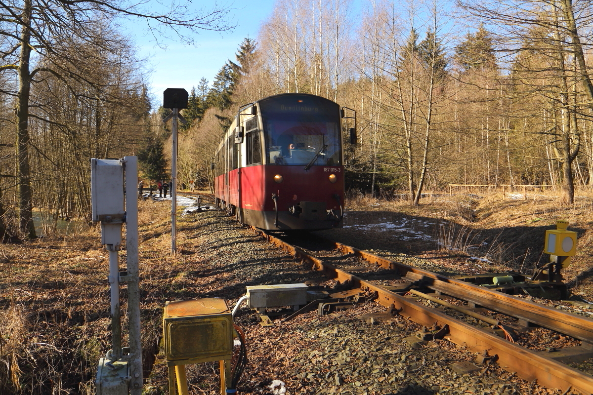 187 015 als P8952 aus Nordhausen kommend und mit Fahrziel Quedlinburg, am 14.02.2015 kurz vor Einfahrt in den Haltepunkt Silberhütte (Anhalt).