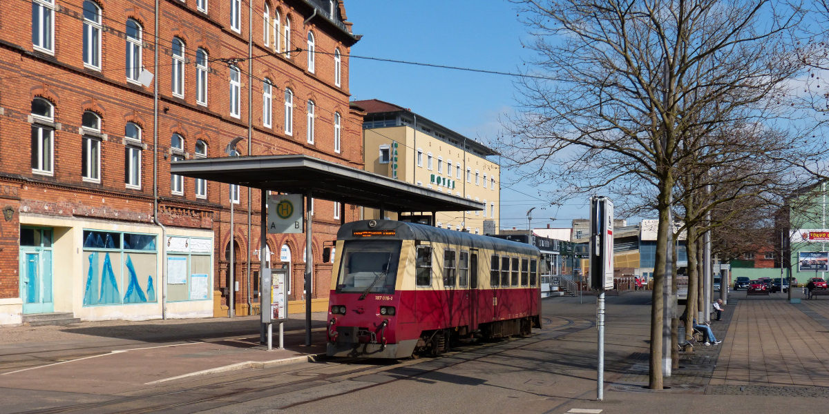 187 016 der HSB an der Haltestelle der Nordhäuser Straßenbahn am 26.03.2016