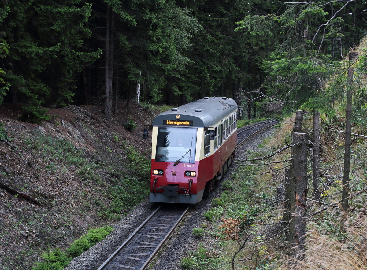 187 016 unterwegs als P8902 (Eisfelder Talmühle - Wernigerode) im Drängetal.

Drängetal, 13. August 2017