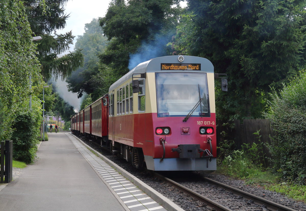 187 017-9 hängt als P8905 (Wernigerode - Eisfelder Talmühle) am Schluss von P8939 bis zum Bahnhof Drei Annen Hohne.

Wernigerode Westerntor, 06. August 2017