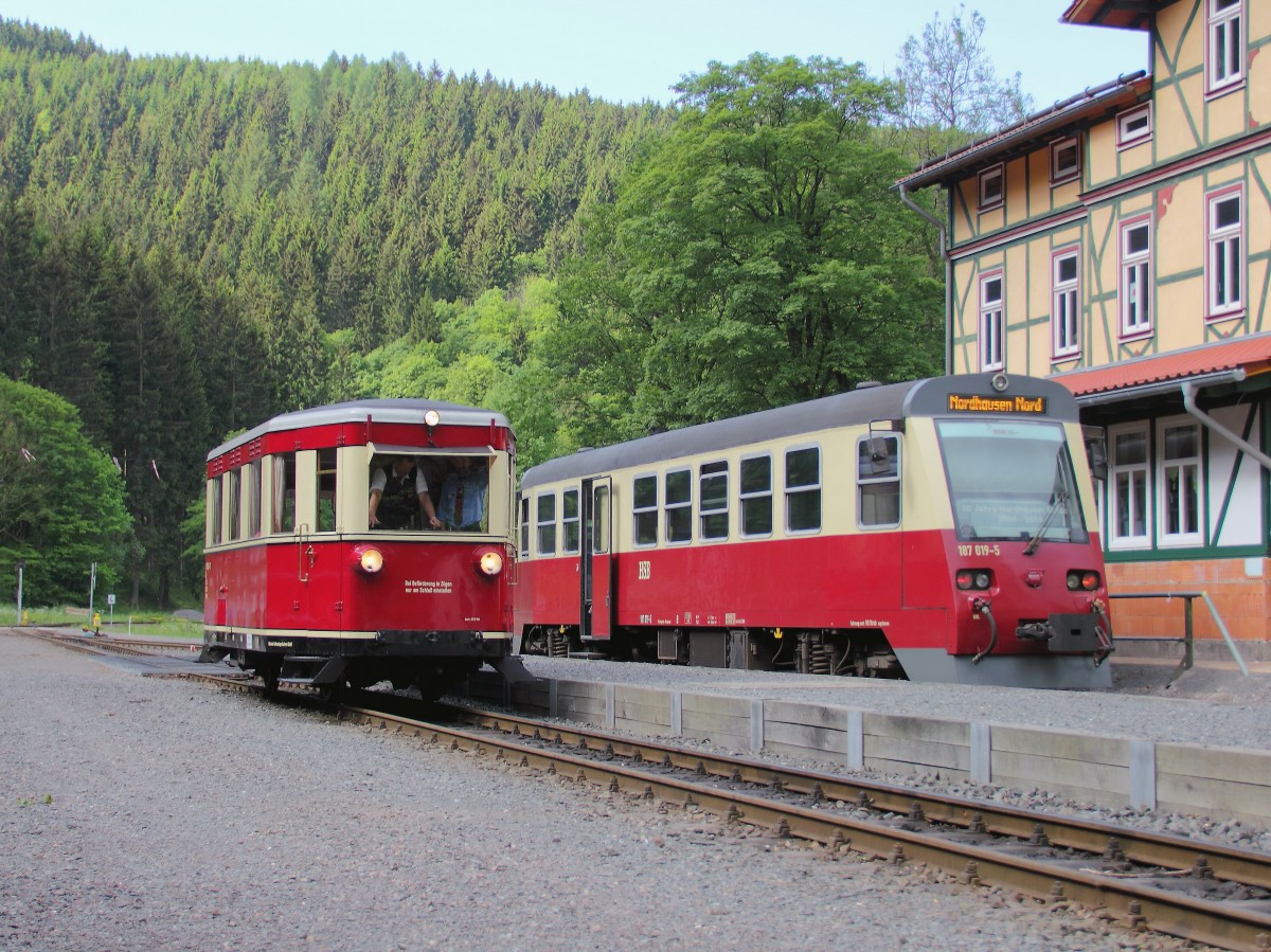187 019-5 und 187 001-3 (GHE T1) im Bahnhof Eisfelder Talmühle am 24. Mai 2014.

GHE steht für Gernrode-Harzgeroder Eisenbahn-Gesellschaft.

