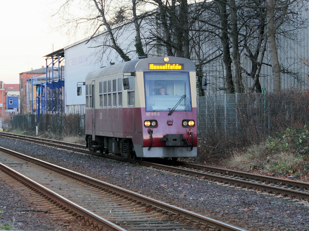 187 019-5 als HSB 8973 in Richtung Hasselfelde am 15. Dezember 2013 vor dem passieren des Bahnübergang Quedlinburg, Albert-Schweitzer-Strasse.  