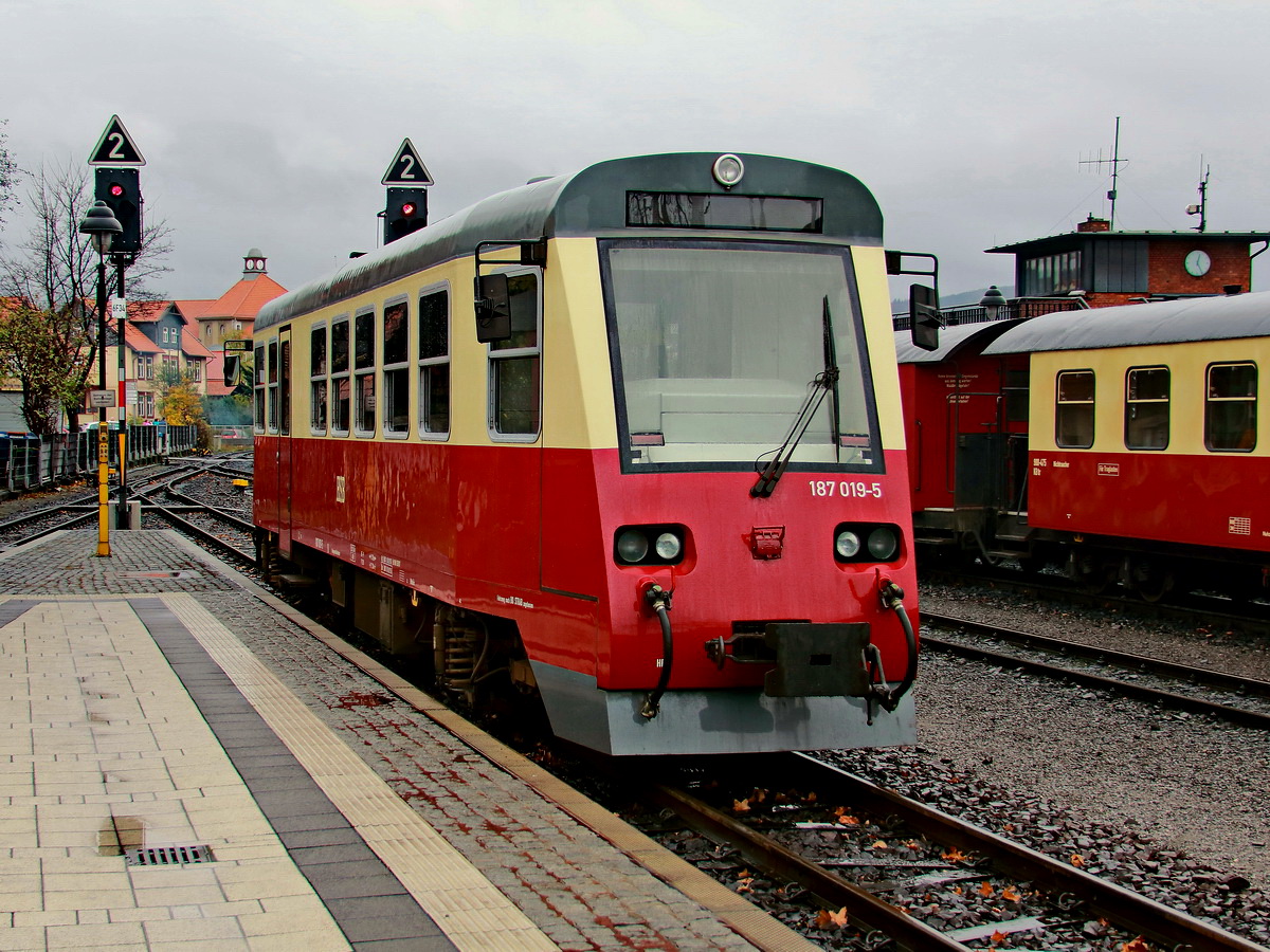 187 019-5 der HSB  ist im Bahnhof Wernigerode am 05. November 2017 abgestellt.