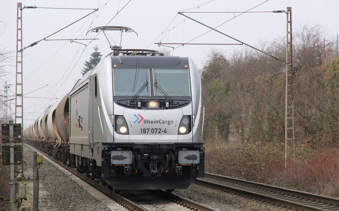 187 072 war zum Aufnahmezeitpunkt auf dem Weg nach Deuna.
Der Zug wurde am 9. Februar 2017 in Hamm, genauer gesagt am Bahnübergang Hellweg, fotografiert.