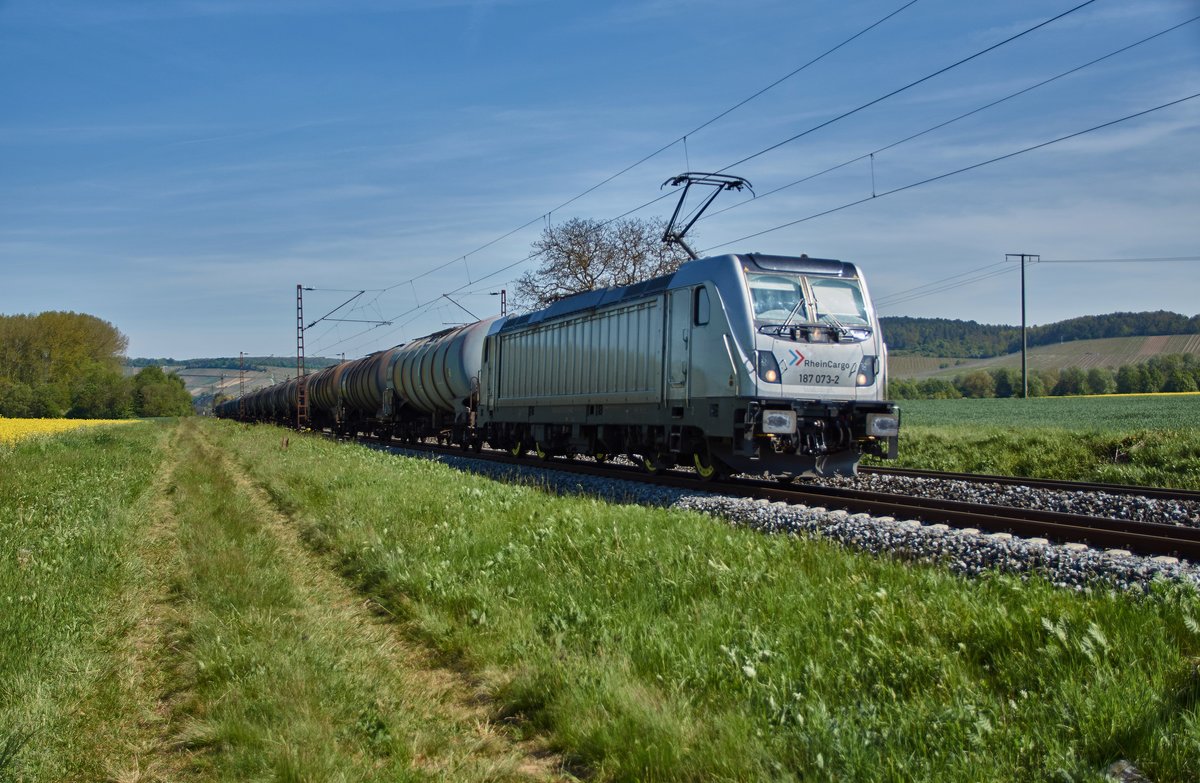 187 073-2 von RheinCargo ist am 10.05.2017 mit einen Kesselzug bei Retzbach-Zellingen unterwegs.