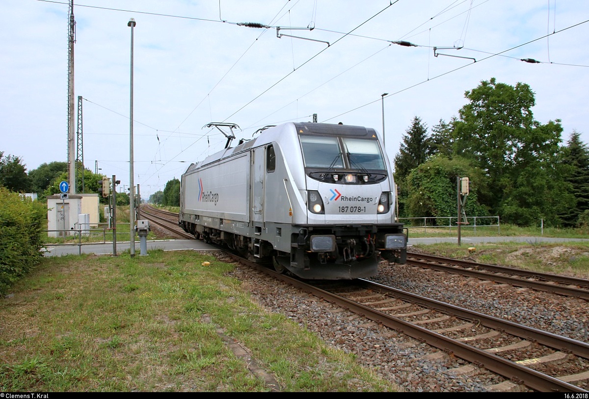 187 078-1 der RheinCargo GmbH & Co. KG als Tfzf durchfährt den Hp Leißling auf der Bahnstrecke Halle–Bebra (KBS 580) Richtung Weißenfels.
[16.6.2018 | 10:20 Uhr]