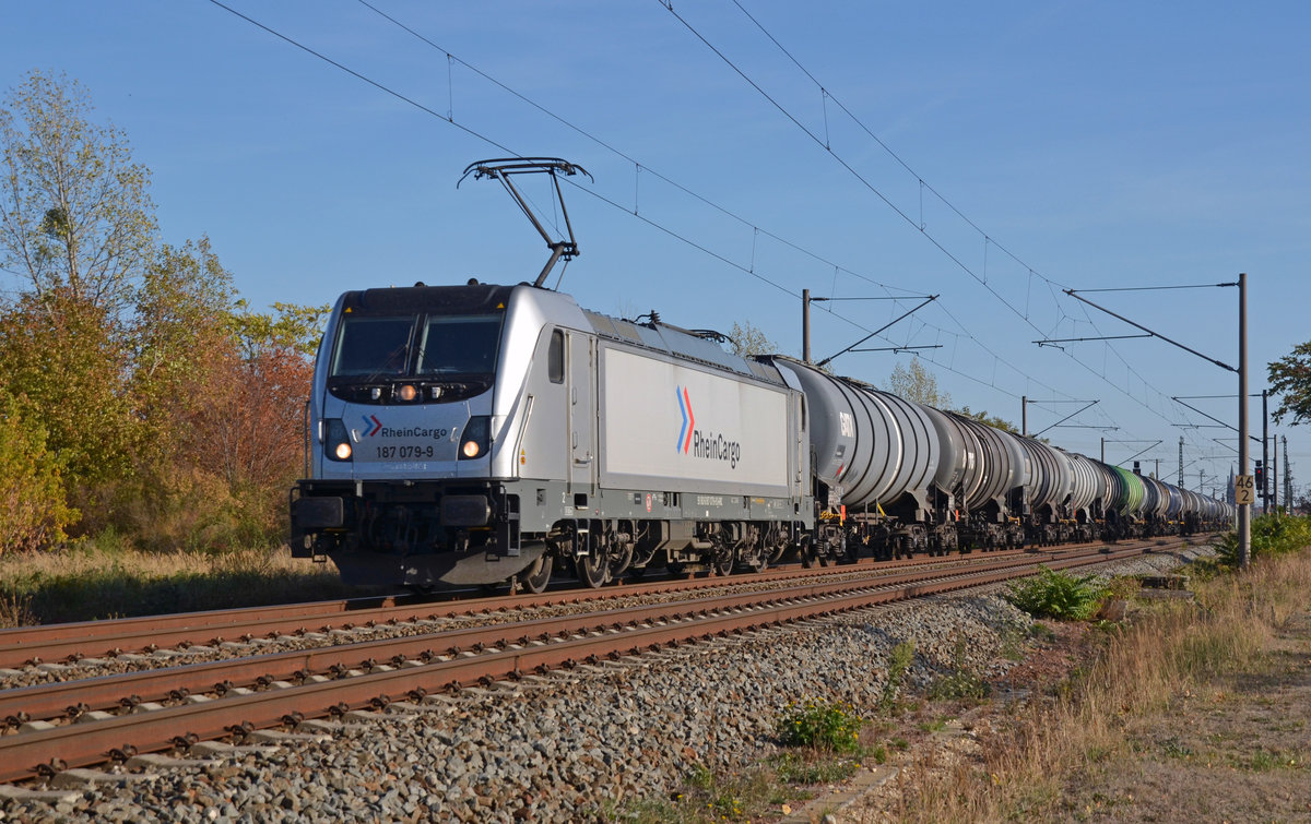 187 079 führte für Rheincargo am 05.10.18 einen Kesselwagenzug durch Greppin Richtung Dessau.