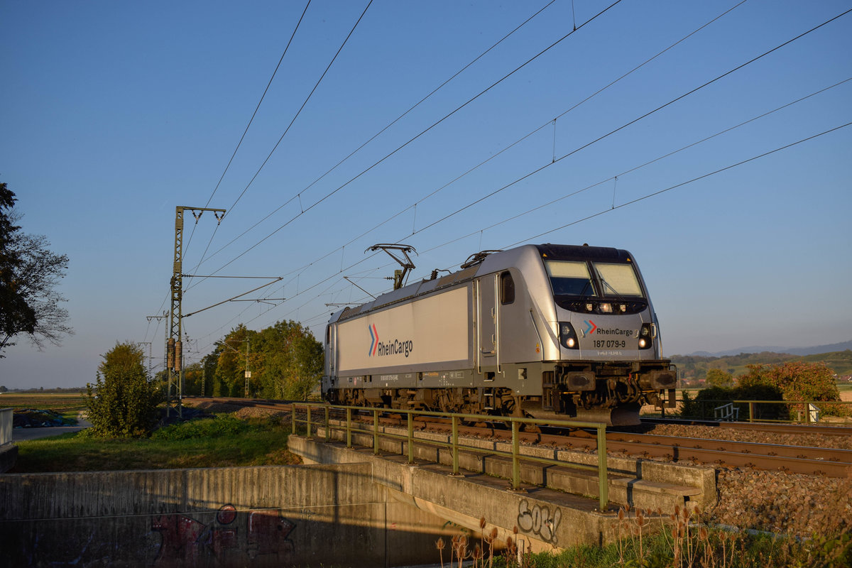 187 079 von Rheincargo hat gerade das Esig von Müllheim (Baden) passiert, als sie am 08.10.2018 Lz in Richtung Basel fährt.