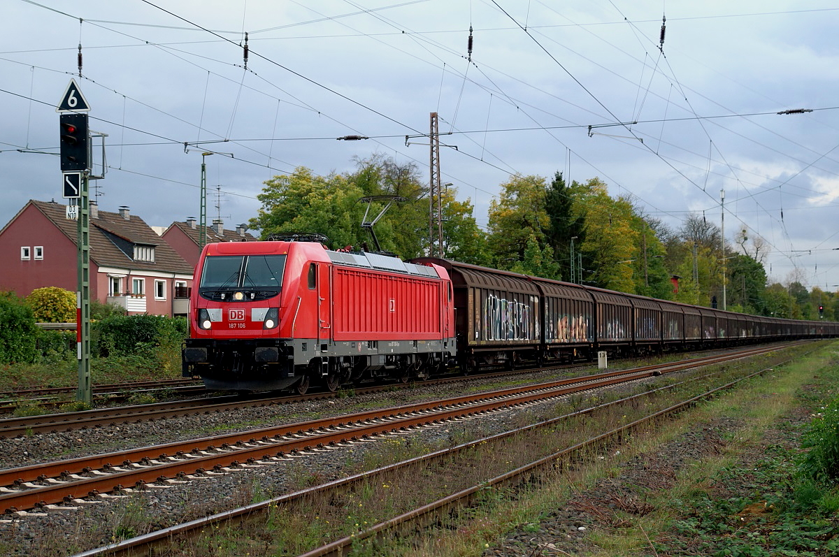 187 106 ist mit einem Güterzug am 27.10.2017 in Lintorf in Richtung Norden unterwegs