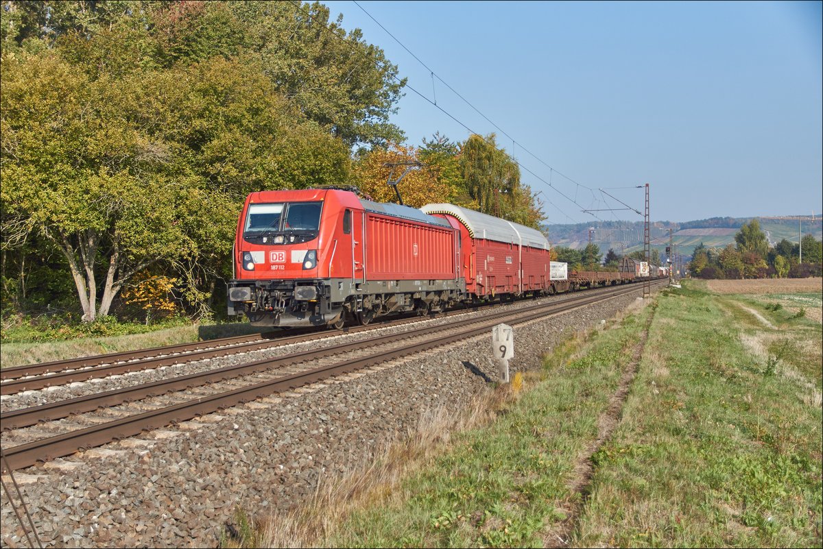 187 112 mit einen gemischten Güterzug am 10.10.2018 bei Himmelstadt unterwegs.