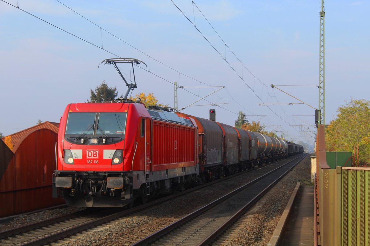 187 118 zieht einen gemischten Güterzug Richtung Mannheim. 
Hier ist er in Bürstadt am 09.10.2018 vorbei gefahren.