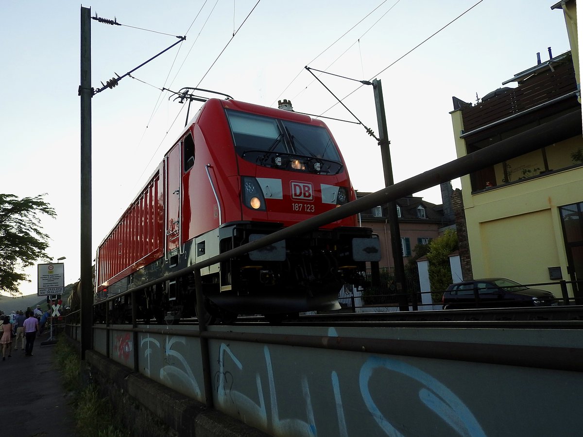 187 123 zerstrt gegen 20:40 bei Rdesheim(rechte Rheinstrecke KBS465) mit einem Gterzug die abendliche Ruhe; 170610 