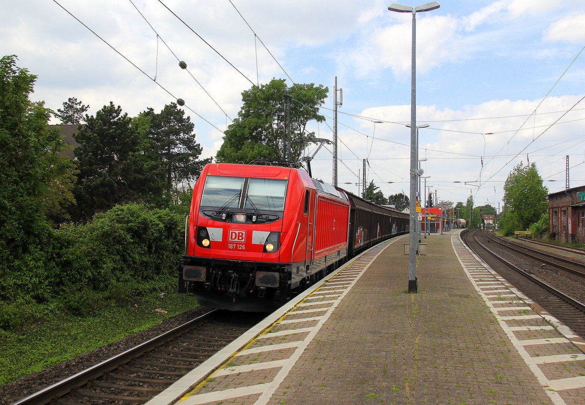 187 126 DB kommt mit einem Güterzug aus Köln nach Süden und kommt aus Richtung Köln und fährt durch Roisdorf bei Bornheim in Richtung Bonn,Koblenz. 
Aufgenommen vom Bahnsteig in Roisdorf bei Bornheim.
 Bei schönem Sonnenschein und Wolken am Nachmittag vom 1.5.2018.