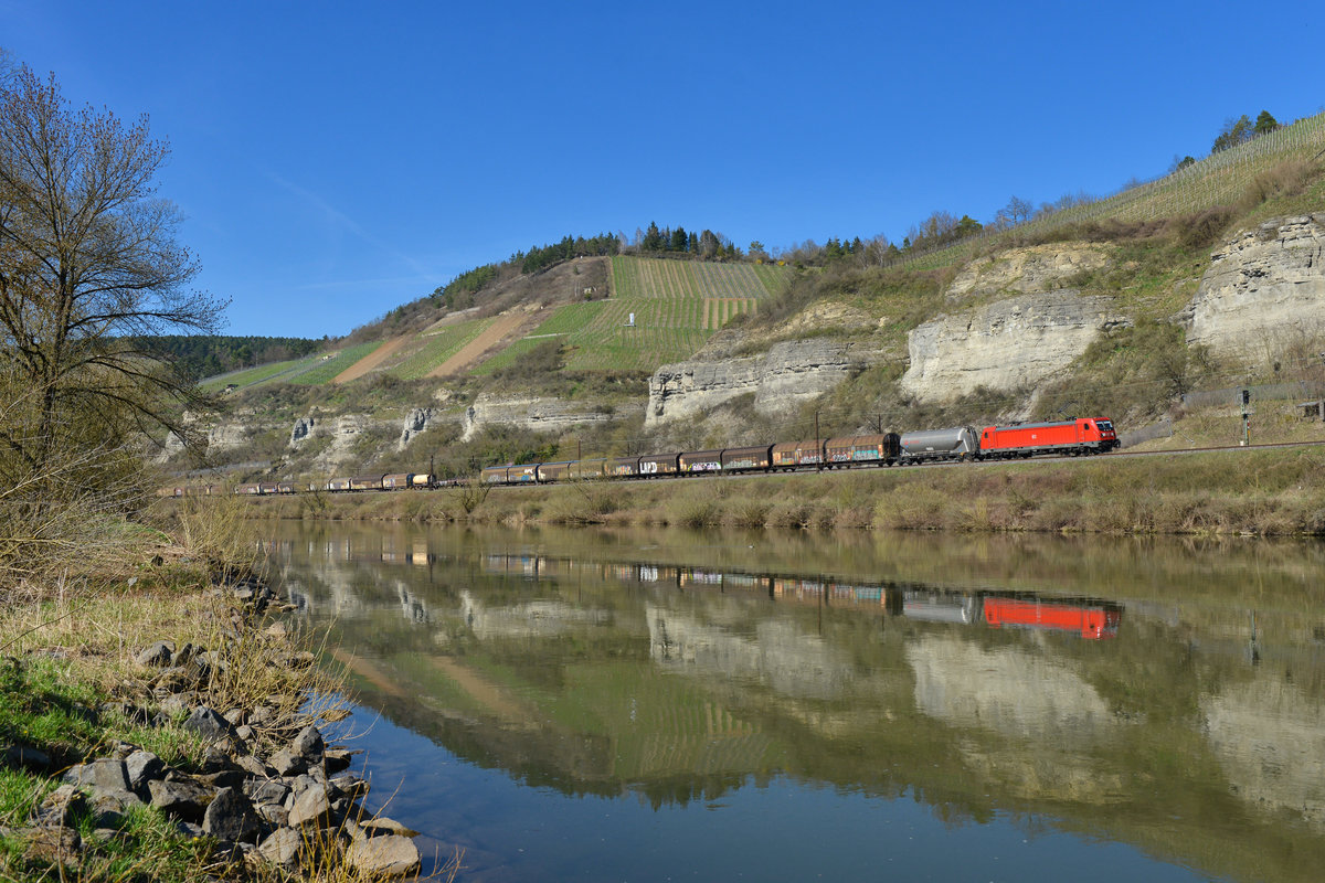 187 140 mit einem Güterzug am 07.04.2018 bei Himmelstadt. 