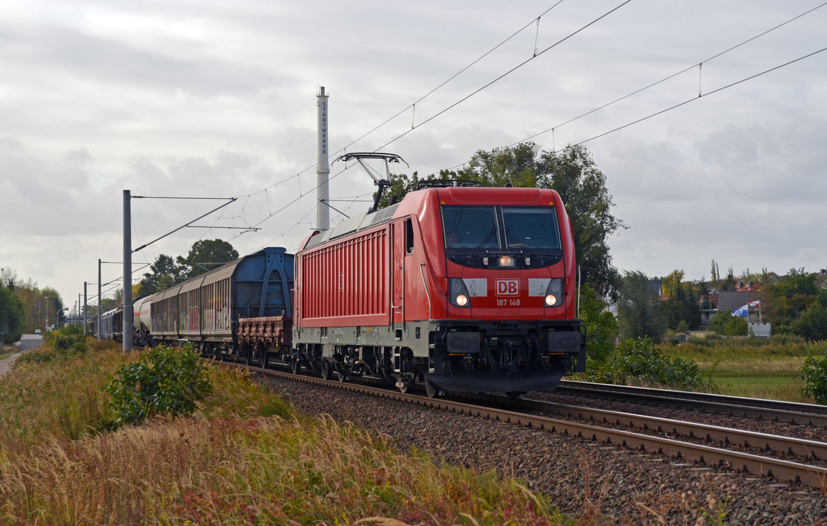 187 148 schleppte am 03.10.18 einen gemischten Güterzug durch Jeßnitz Richtung Dessau.