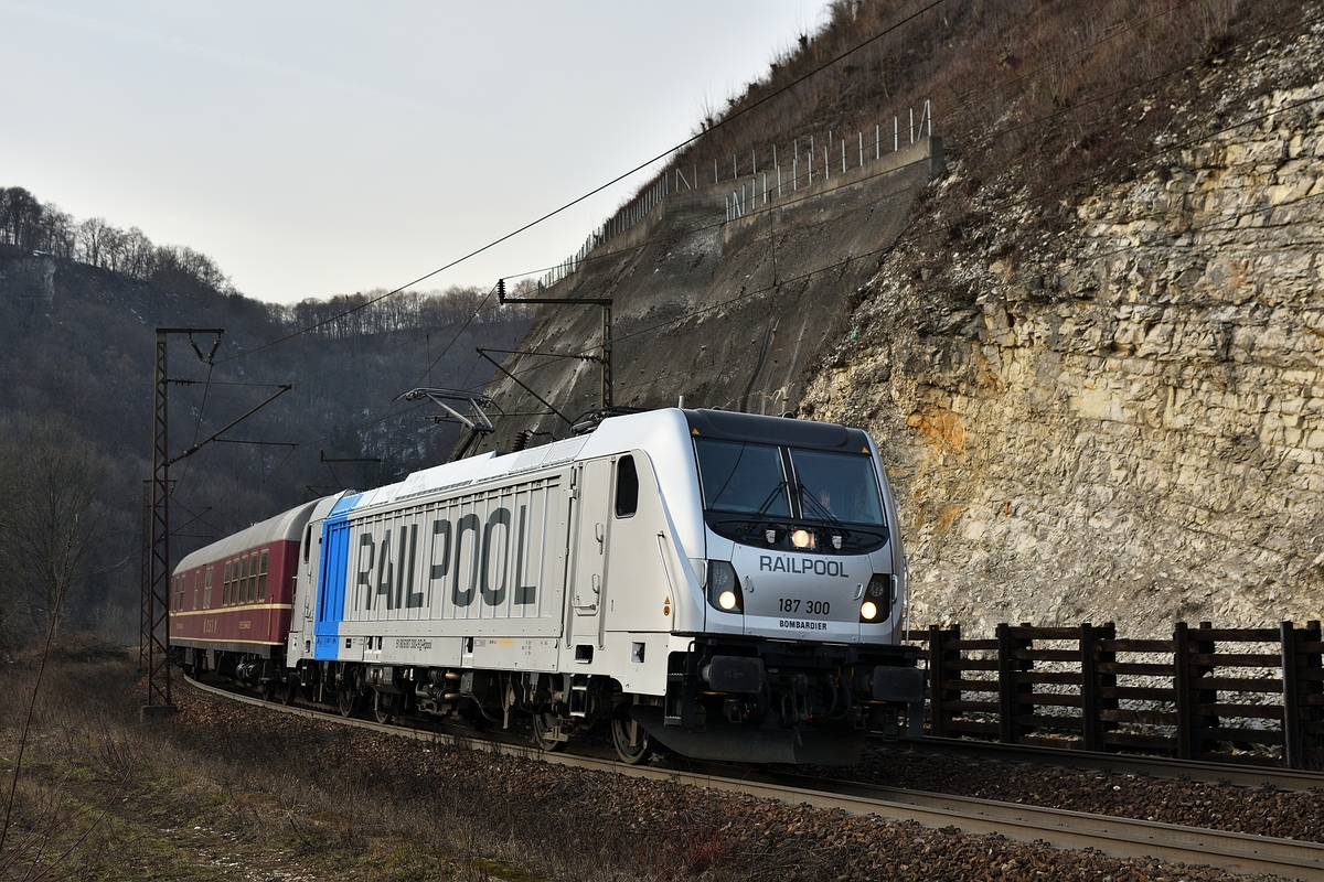 187 300 von Railpool erklomm am 13. Februar 2019 mit zwei alten D-Zugwagen die Geislinger Steige.