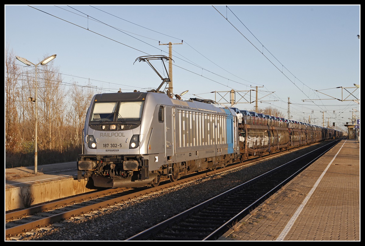 187 302 mit Güterzug in Götzendorf am 5.12.2018.
