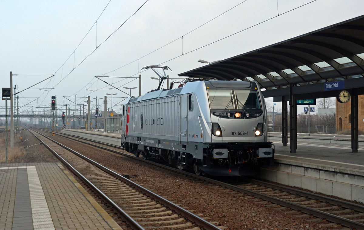 187 506 der Akiem rollte am 10.02.18 Lz durch Bitterfeld Richtung Halle(S). Die Lok wurde an die CTL vermietet.