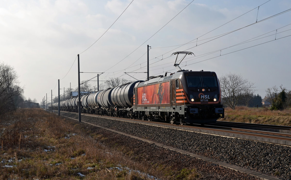 187 536 der HSL führte am 10.02.18 Löwenstark ihren Kesselwagenzug durch Brehna Richtung Bitterfeld.