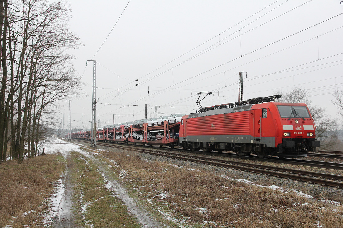189 001 am 20. Januar 2017 im Bahnhof Saarmund.
Der Zug wurde durch andere Züge mit höherer Priorität überholt.
