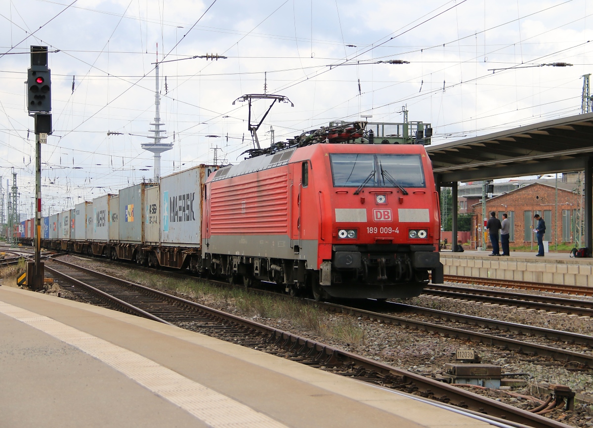 189 009-4 mit Containerzug in Fahrtrichtung Süden. Aufgenommen am 14.06.2014 in Bremen Hbf.