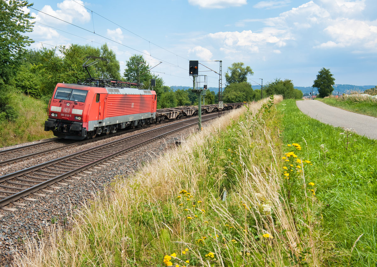 189 018 mit einem leeren Containerzug bei Pölling Richtung Nürnberg, 14.07.2018