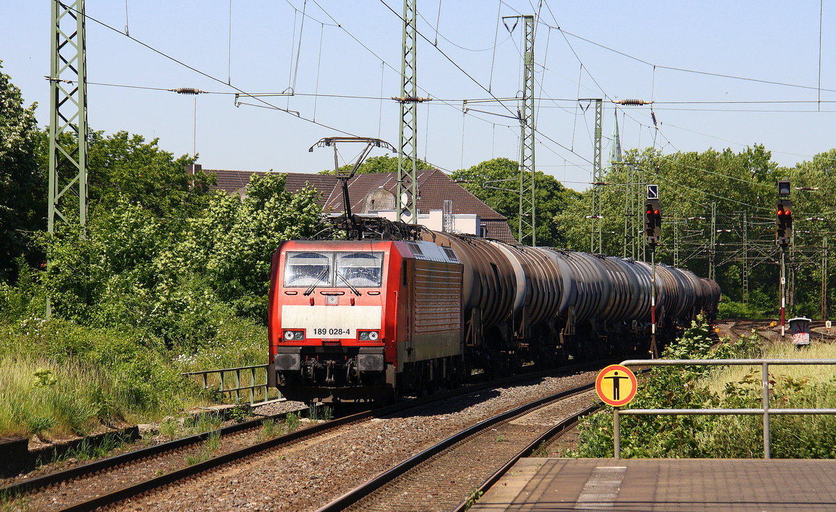 189 028-4 DB kommt als Umleiter mit einem Kesselzug aus Holland nach Deutschland und fährt durch Viersen in Richtung Mönchengladbach). 
Aufgenommen vom Bahnsteig 4 von Viersen.
Bei Sommerwetter am Mittag vom 27.5.2017.