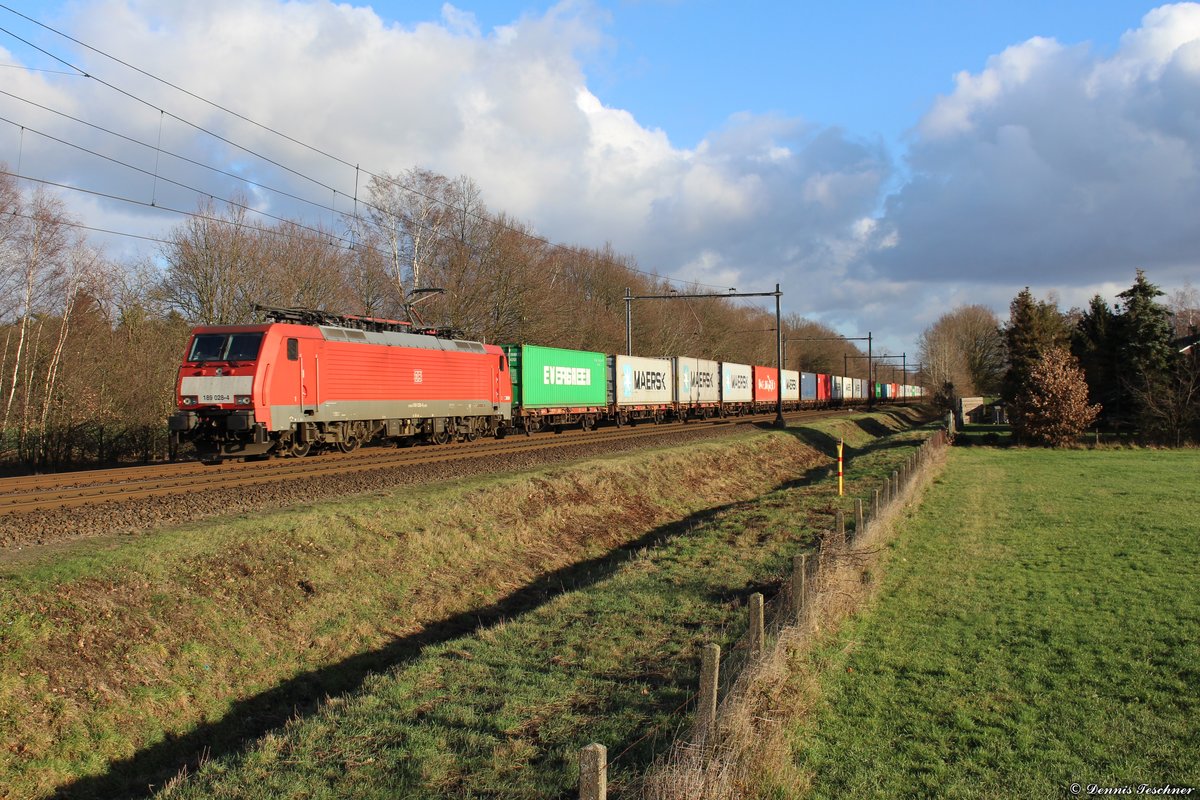 189 028-4 DB mit einem langen Containerzug bei Horst aan de Maas am 09.01.2019
