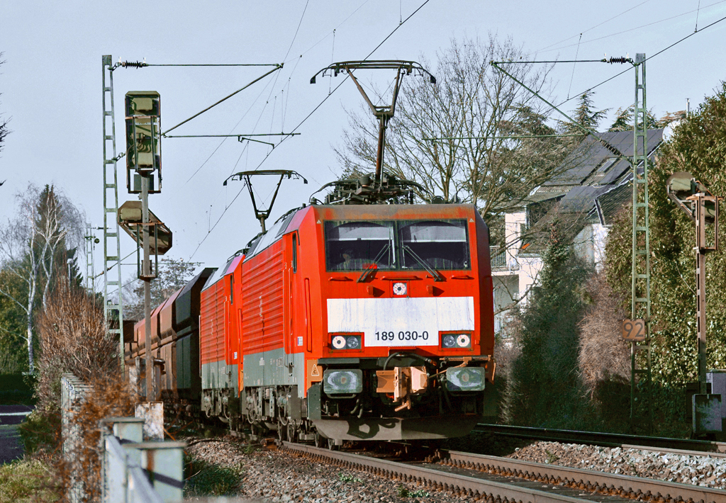 189 030-0 Doppeltraktion vor Güterzug durch Bonn-Beuel - 18.01.2016