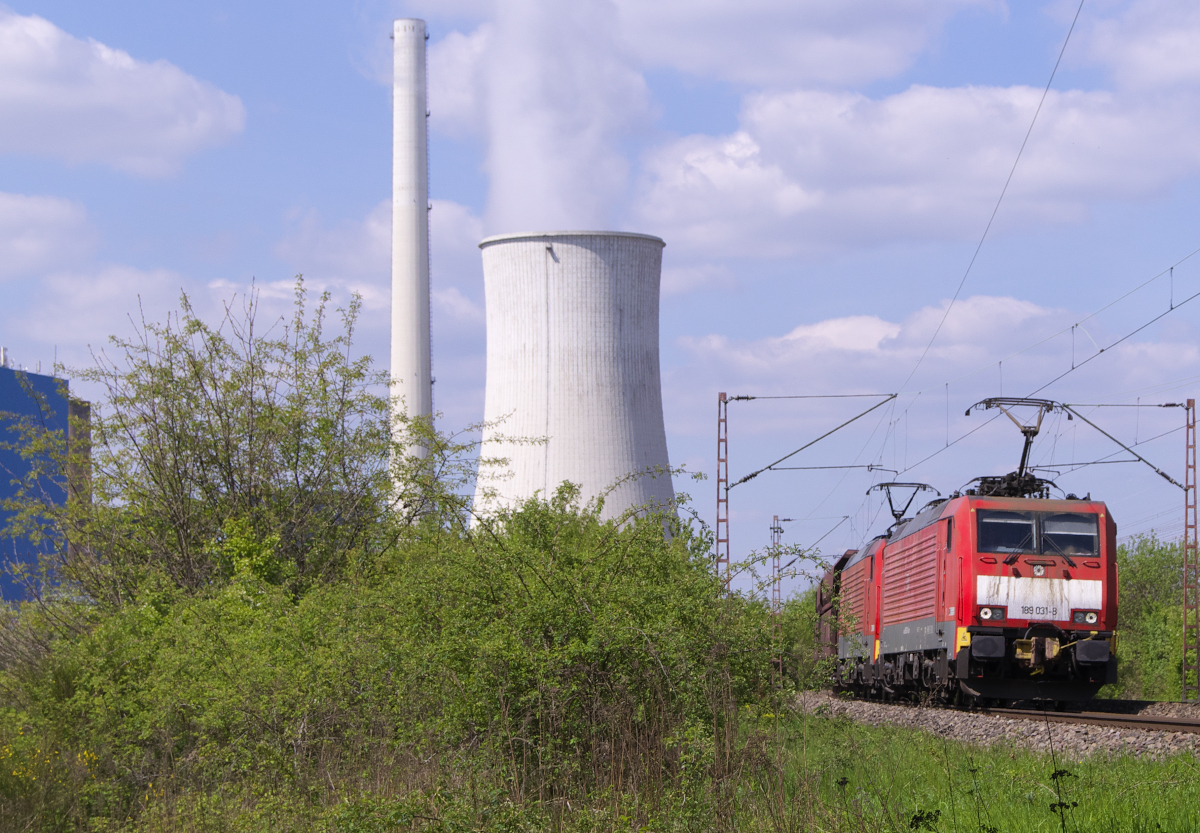 189 031 ist mit einer Schwesterlok auf Umleitertour. Durch die Sperrung der Moselstrecke ging es durch die Pfalz zum Rhein. Hier passiert der Zug gerade das Kraftwerk Ensdorf. 09.05.2017 Bahnstrecke 3230 Saarbrücken - Karthaus