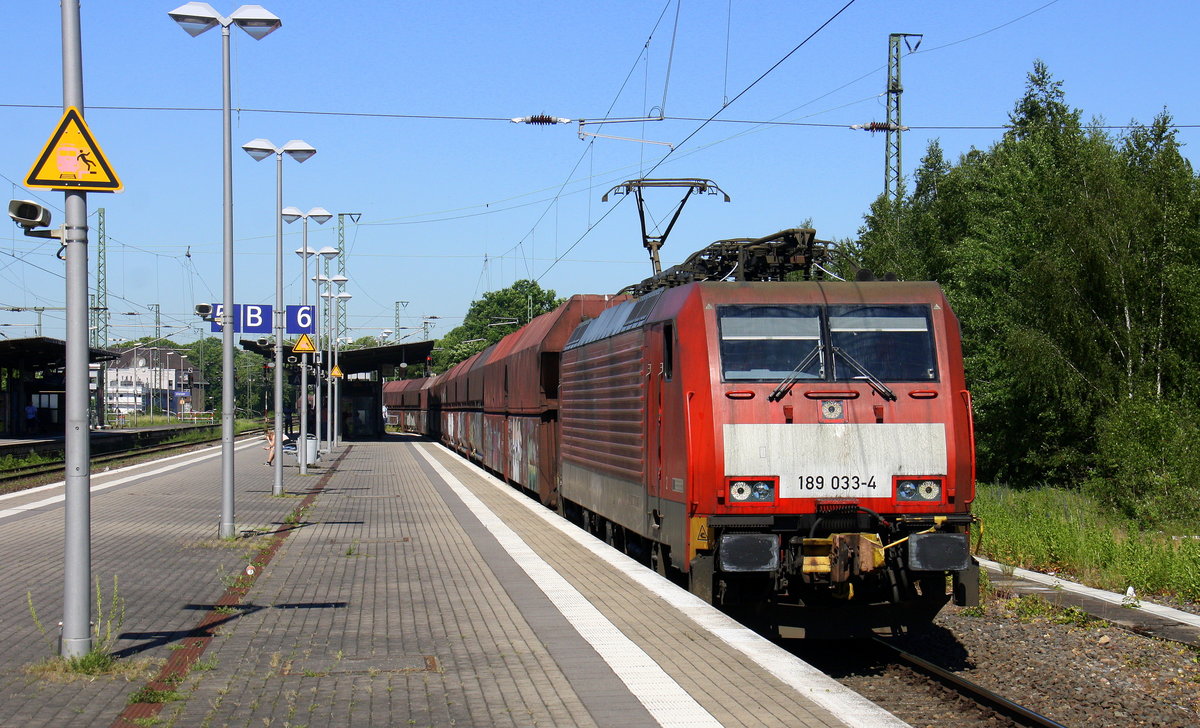 189 033-4 DB kommt als Umleiter mit einem Kohlenleerzug aus Duisburg(D) nach Rotterdam(NL) und fährt in Viersen ein. Aufgenommen vom Bahnsteig 4 von Viersen. 
Bei Sommerwetter am Vormittag vom 27.5.2017.