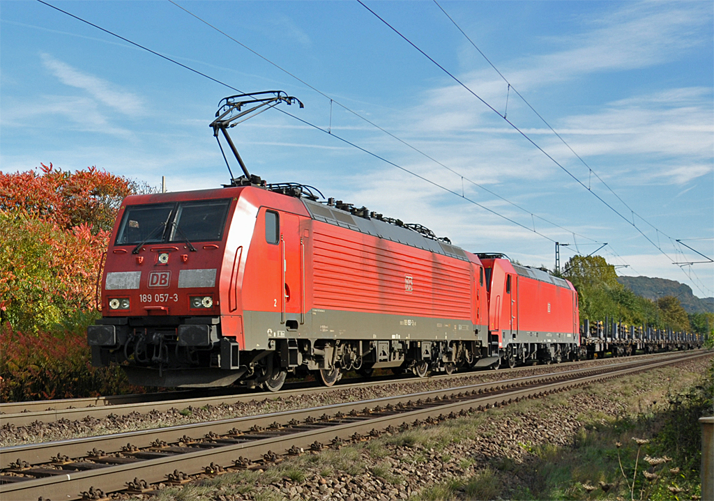 189 057-3 zieht eine E-Lok (BR 185) und Rungenwagen durch Bonn-Beuel - 19.10.2013