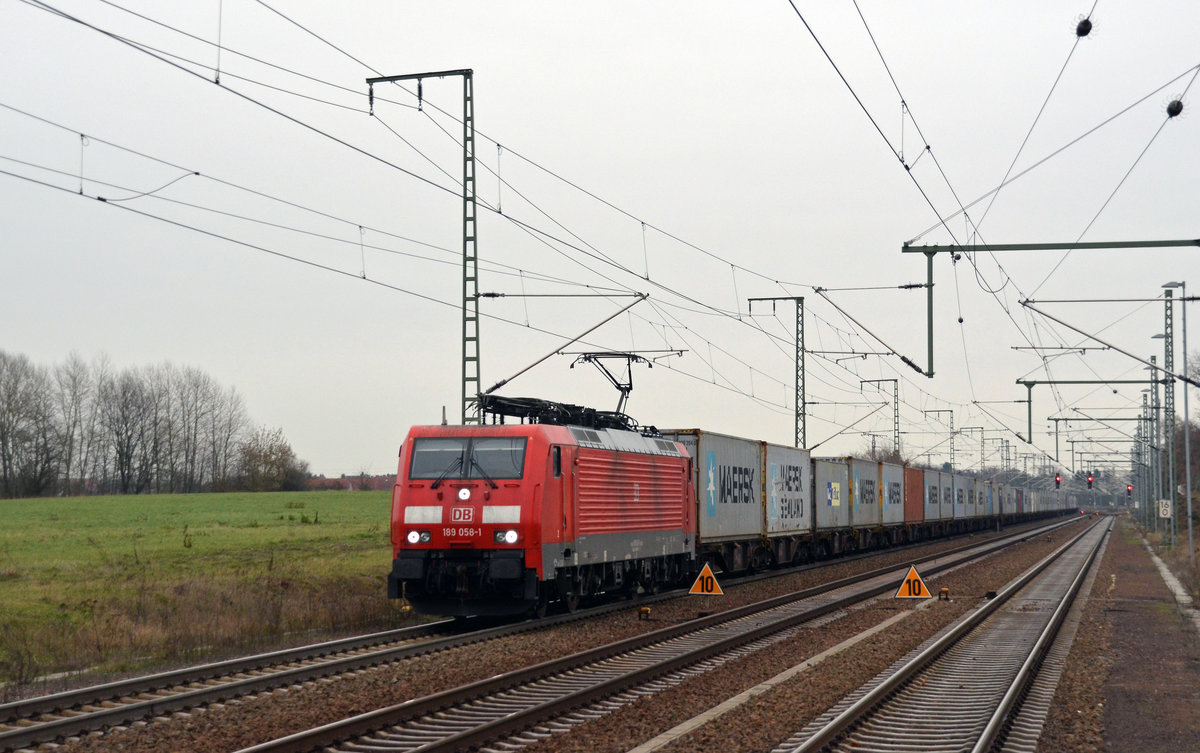 189 058 schleppte am 09.12.16 einen langen Containerzug durch Rodleben Richtung Magdeburg.