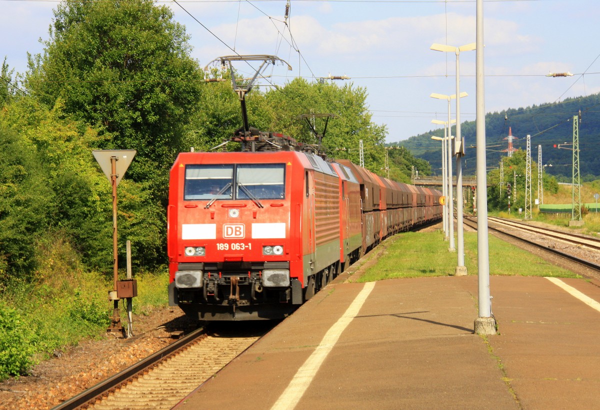 189 063-1 DB und eine 152er kommen durch Schweich/Trier mit einem langen Kohlnzug aus aus Rotterdam(NL) nach Dillingen(an der Saar) und fahren aus Richtung Koblenz in Richtung Trier-Ehrang  bei Sommerwetter am 20.8.2013.