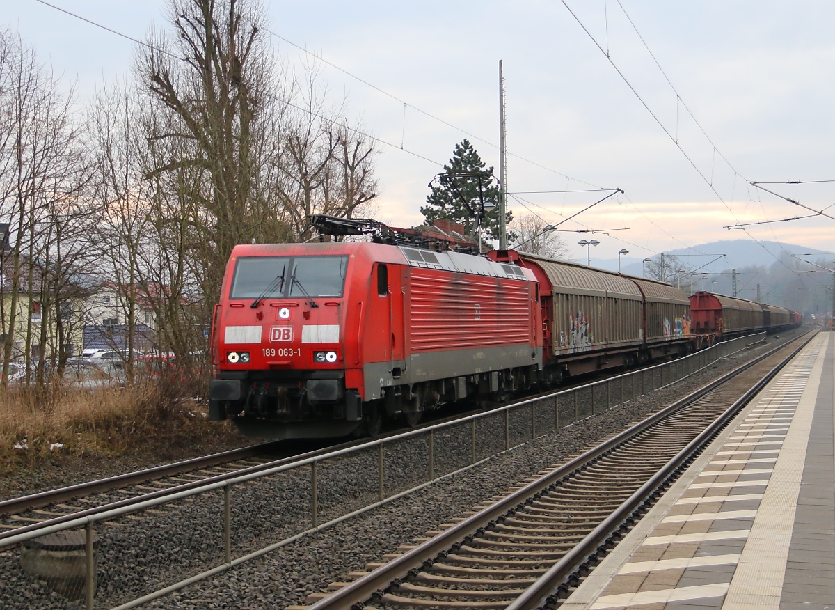 189 063-1 mit einem gemischtem Güterzug in Fahrtrichtung Norden. Aufgenommen am 04.02.2014 in Wehretal-Reichensachsen.