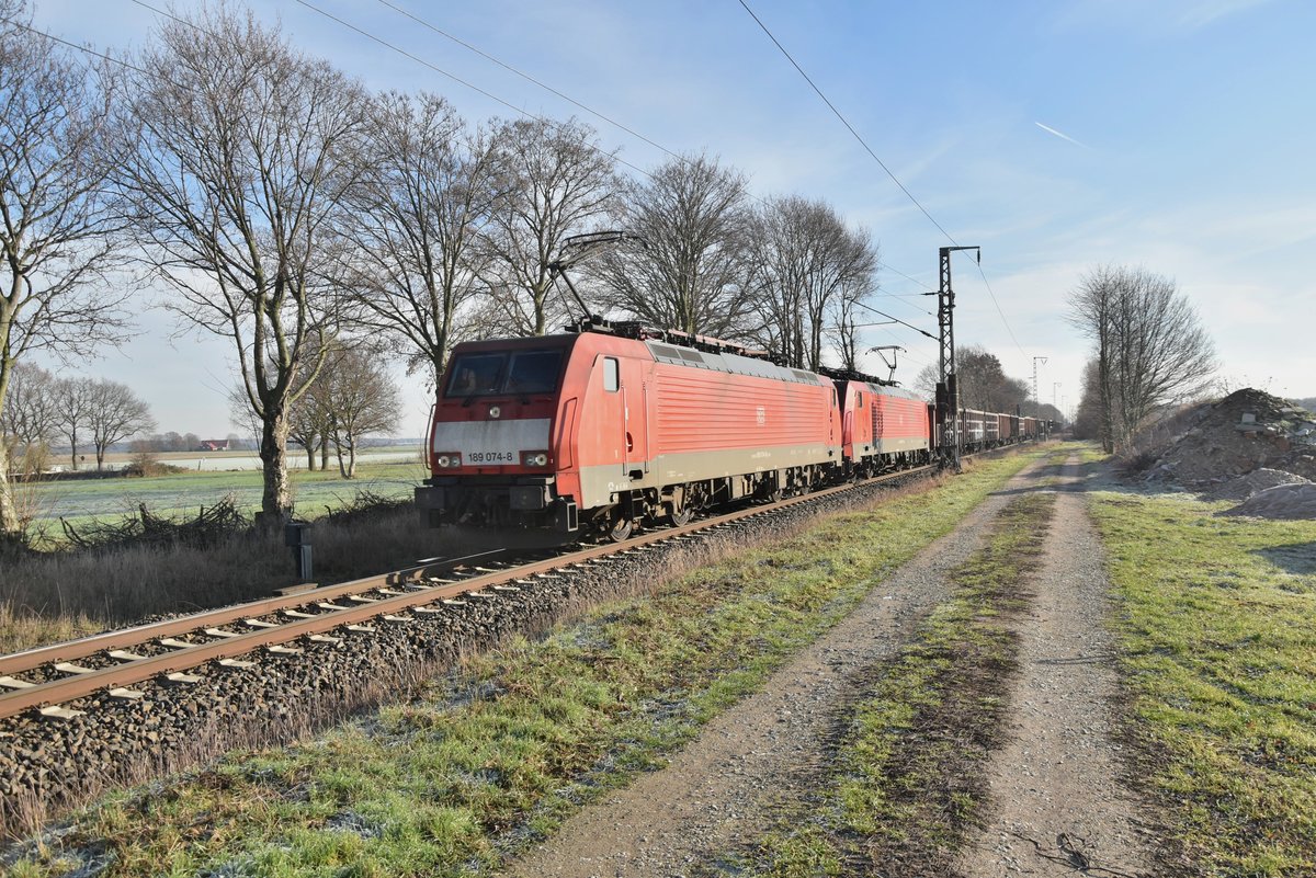 189 074 mit einer Schwesterlok und offenen vierachsigen Güterwagen am Haken bei Boisheim gen Venlo fahrend. 19.1.2019