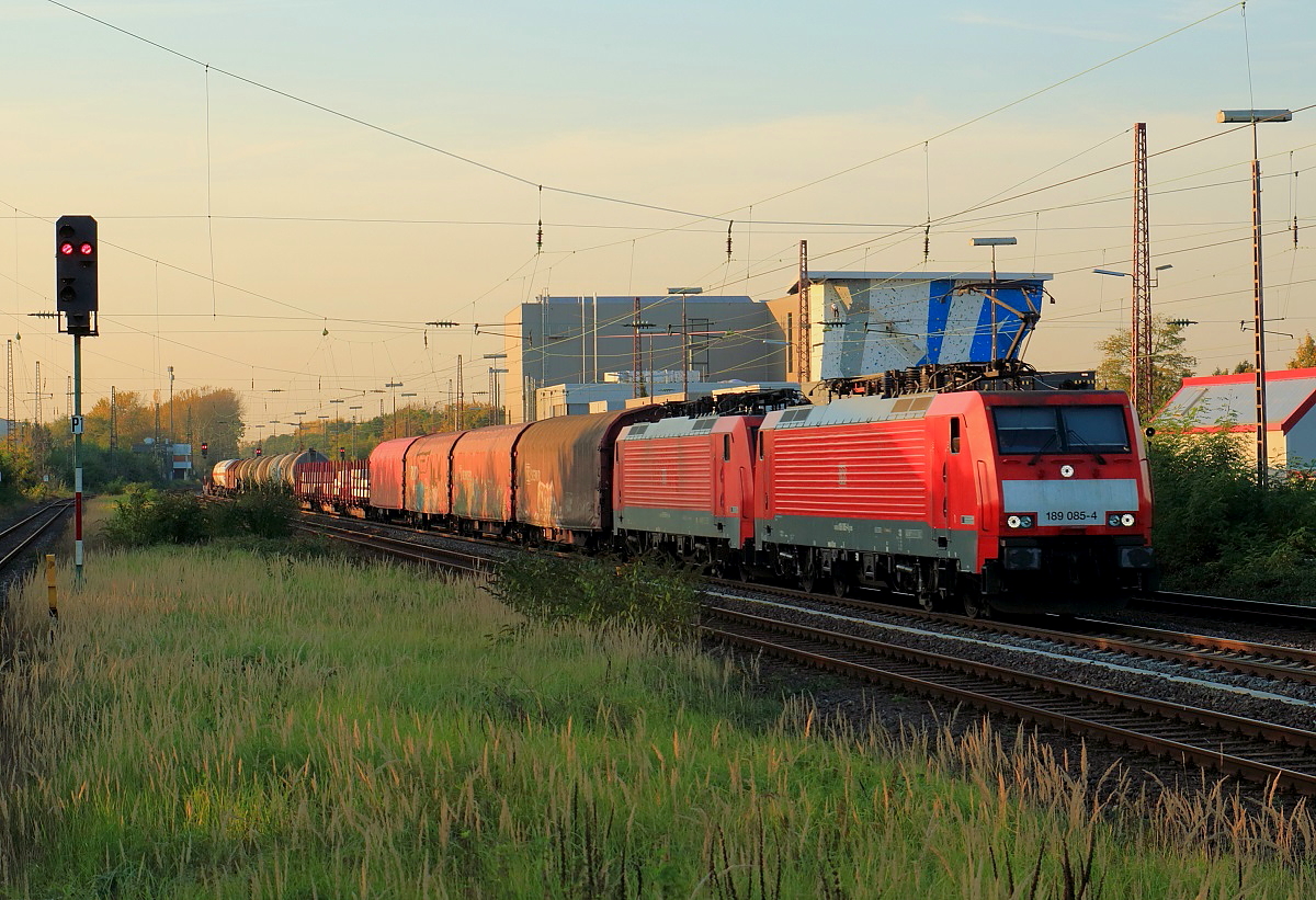 189 085-4 und eine abgebügelte Schwesterlok befördern am 18.10.2017 einen gemischten Güterzug durch Hilden