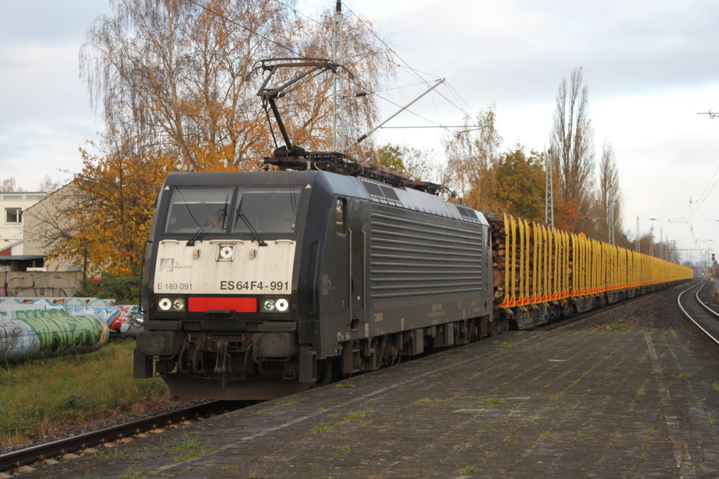 189 091-2(ES 64 F4-991)mit Holzzug von Rostock-Bramow nach Stendal-Niedergrne bei der Durchfahrt im Haltepunkt Rostock-Holbeinplatz.12.11.2017