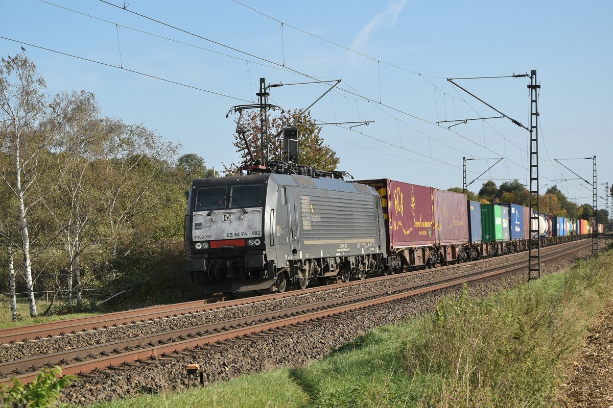 189 092 kommt mit einem Containerzug aus Weissenberg gen Osterath gefahren. 7.10.2018