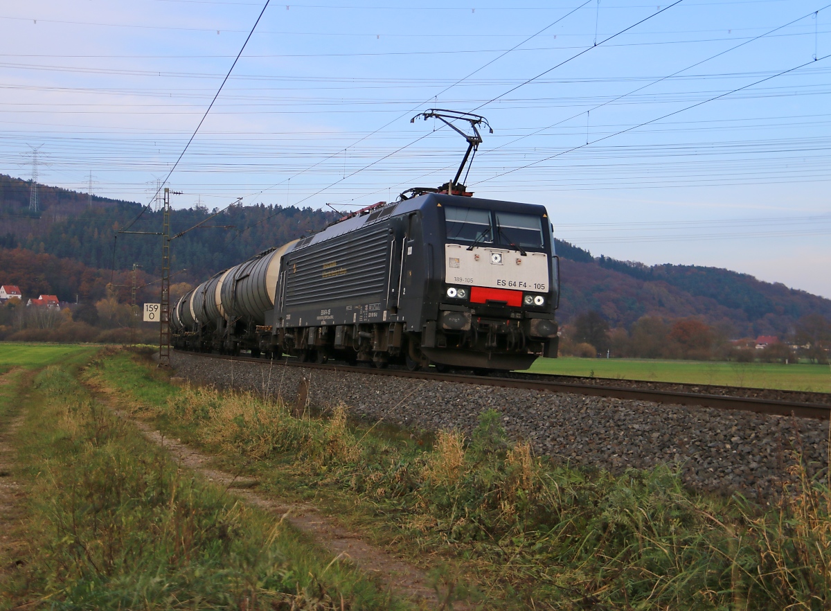 189 105 (ES 64 F4-105) mit Kesselwagenzug in Fahrtrichtung Süden. Aufgenommen zwischen Mecklar und Ludwigsau-Friedlos am 09.11.2014.