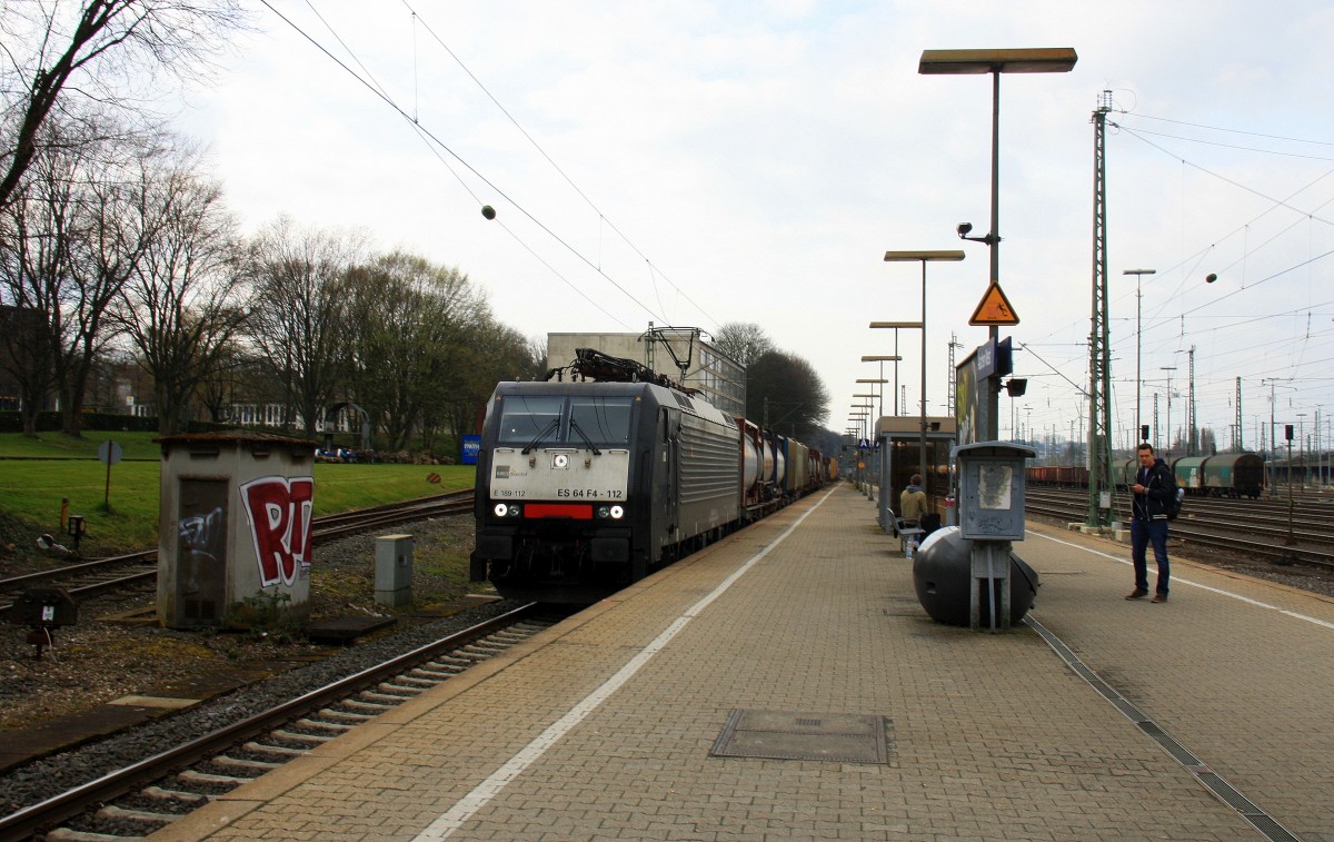 189 112 von MRCE kommt als Umleiter aus Richtung Neuss mit einem langen Containerzug und durchfährt den Bahnhof Aachen-West auf Gleis 1 und fährt in Richtung Aachen-Hbf,Köln bei Sonne und Regenwolken am 15.3.2014.