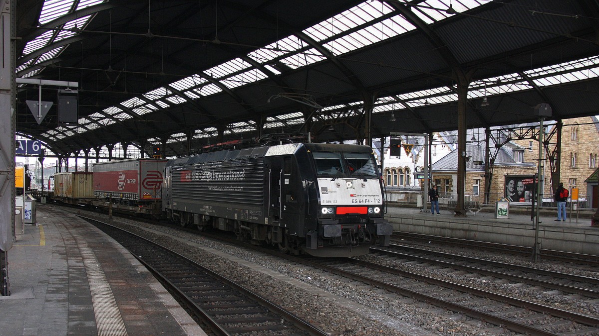 189 112 von der SBB Cargo(International) kommt aus Richtung Aachen-West,Aachen-Schanz und fährt durch den Aachener-Hbf in Richtung Köln mit einem langen Containerzug aus Antwerpen-BASF(B) nach Gallarate(I).
Aufgenommen vom Bahnsteig 6 vom Aachen-Hbf bei schönem Winterwetter am Nachmittag vom 31.1.2015.