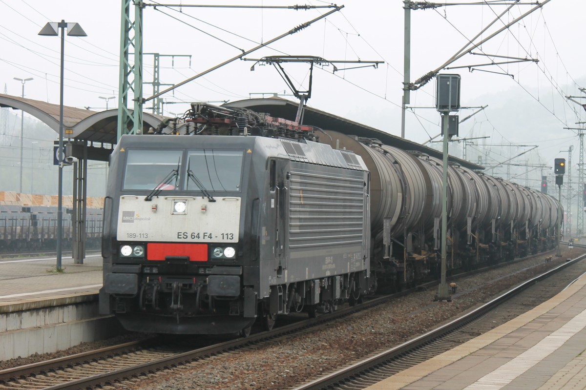189 113 am 13. April 2014 mit einem Güterzug bei der Durchfahrt durch den Bahnhof Saalfeld (Saale).