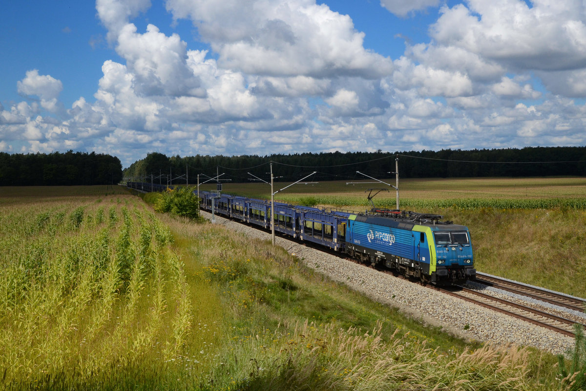 189 152 mit einem leeren Autozug am 27.08.2014 bei Rosengarten. 